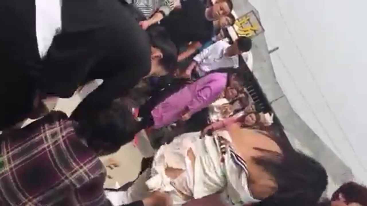几个大妈少妇在市场停车场旁边围殴个貌似小三的妹子把衣服扒拉，周围好吃瓜群众围观