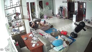 黑客破解家庭网络摄像头监控偷拍早上班前和媳妇在沙发上啪啪精液流到地板上不停有电话打进了
