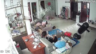 黑客破解家庭网络摄像头监控偷拍早上班前和媳妇在沙发上啪啪精液流到地板上不停有电话打进了
