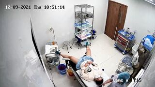 黑客破解医院妇科检查治疗室监控摄像头偷拍阴道内窥检查被麻醉的妹子做人流手术