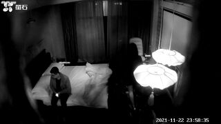 最新萤石云酒店情趣炮房偷拍谨慎的眼镜哥进房开着手电搜索一下有没有摄像头结果还是被偷拍了